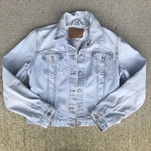 vintage Levi’s light wash denim jacket